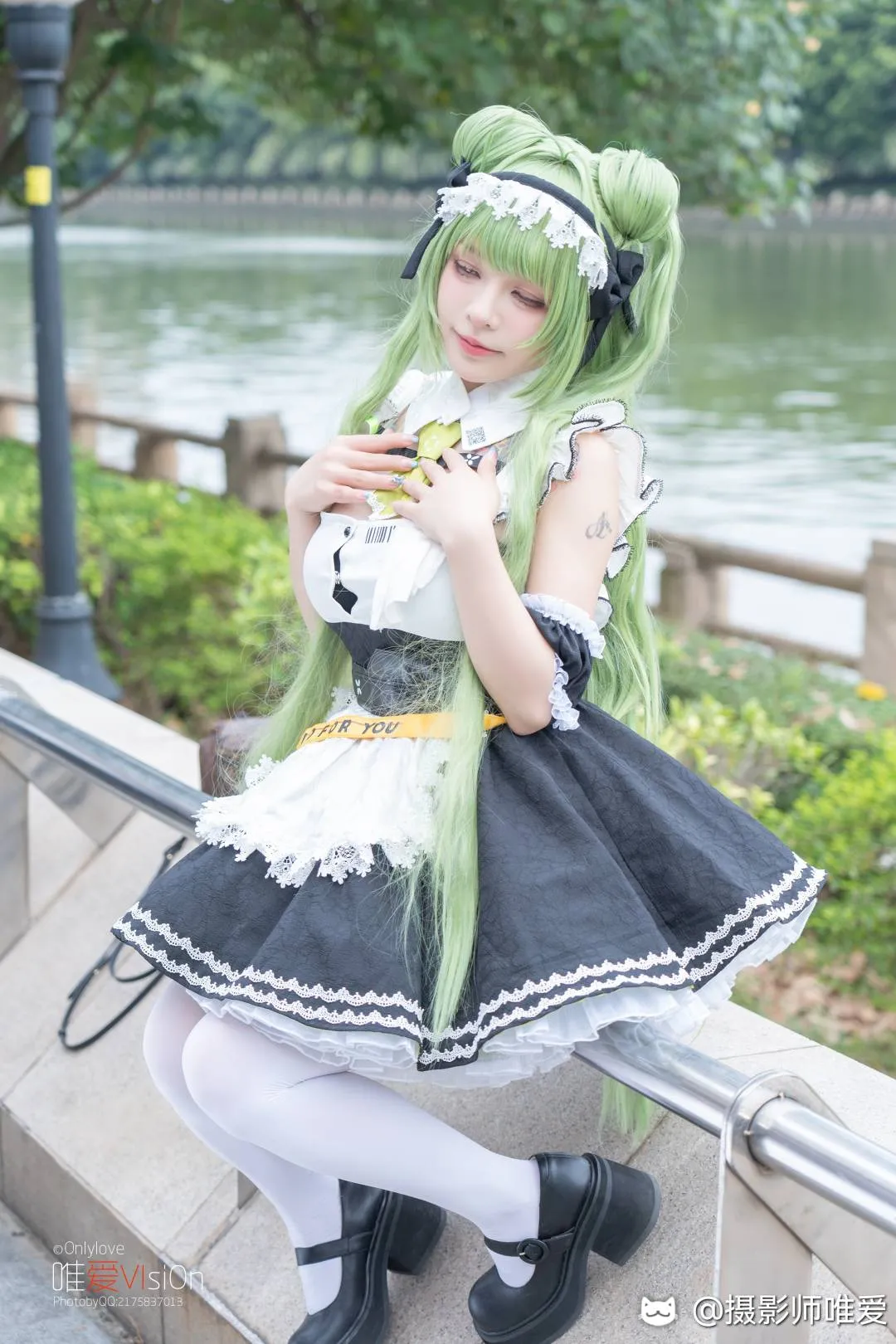 知一妹妹 绿发双丸子头黑白女仆装湖边 cosplay 写真