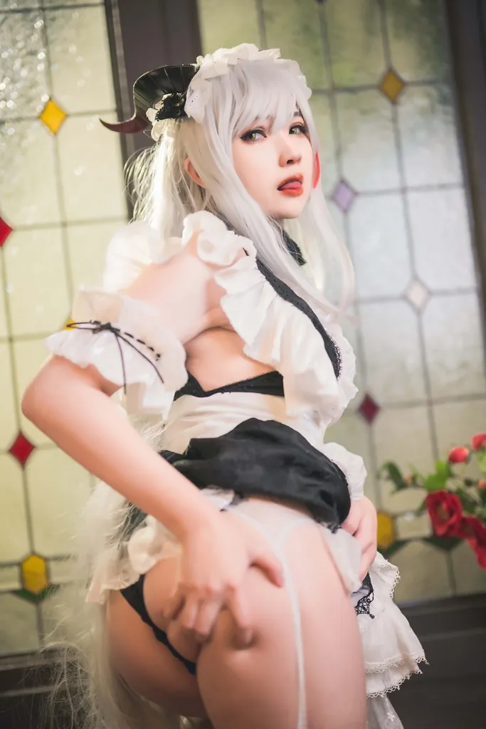 HatoriSama 白发女仆风造型侧身站在彩色玻璃背景前