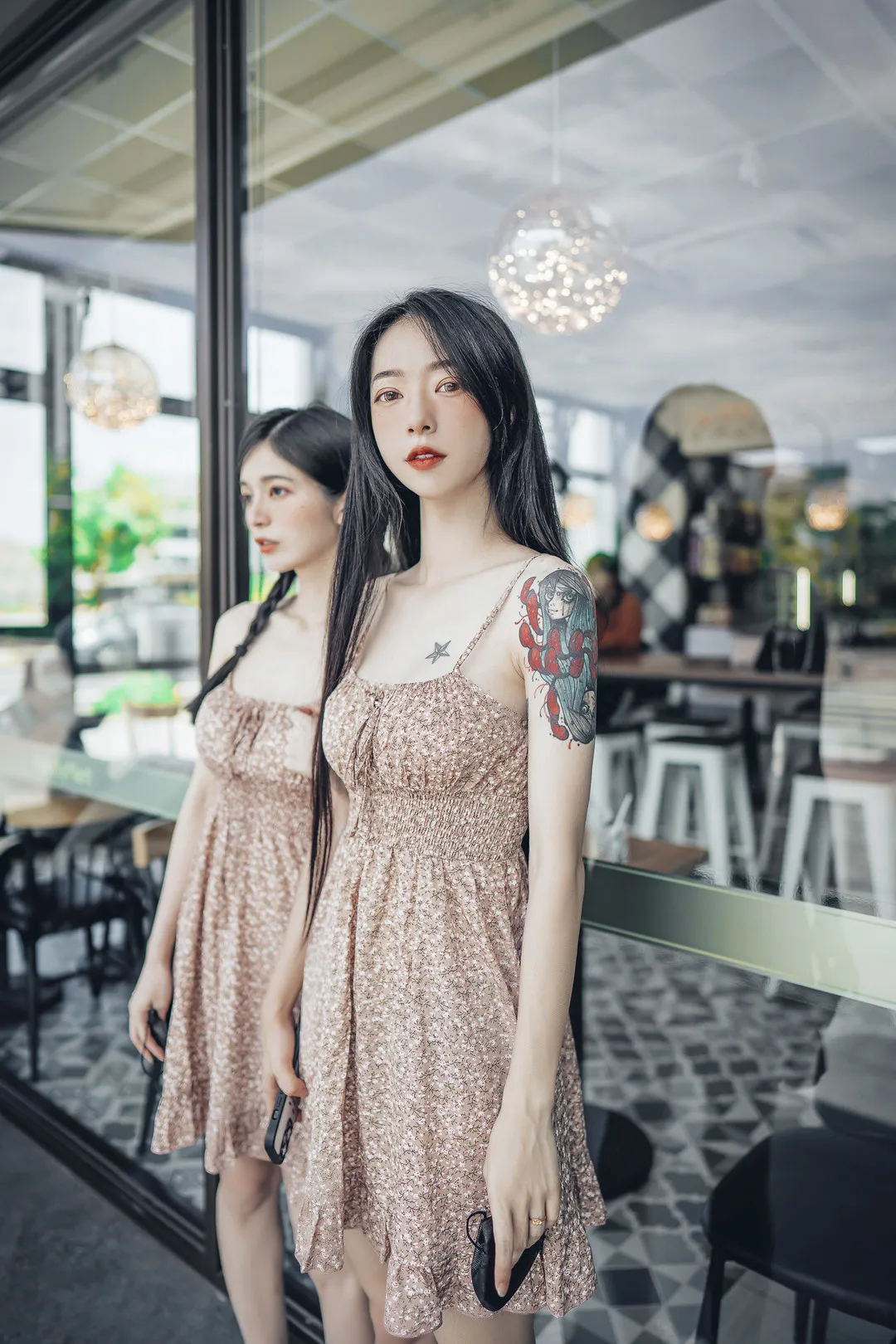 辰辰 长发穿花色吊带裙站在玻璃窗前并出现倒影