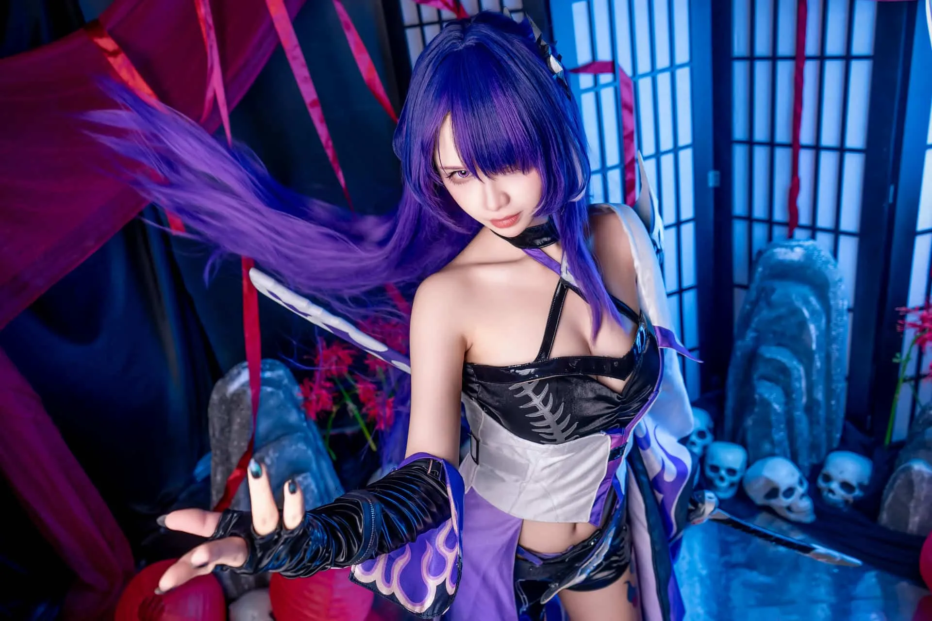 Pyon紫色长发黑紫服装暗场布景cosplay写真