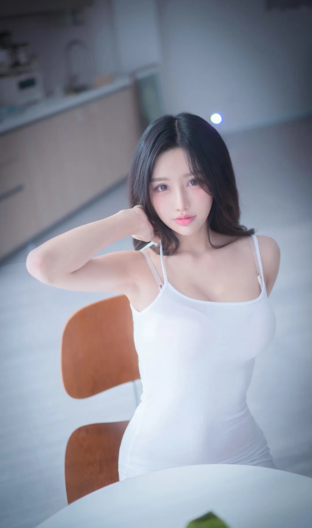 YeonYu(연유) 黑色长发穿白色吊带坐在木椅上看向镜头