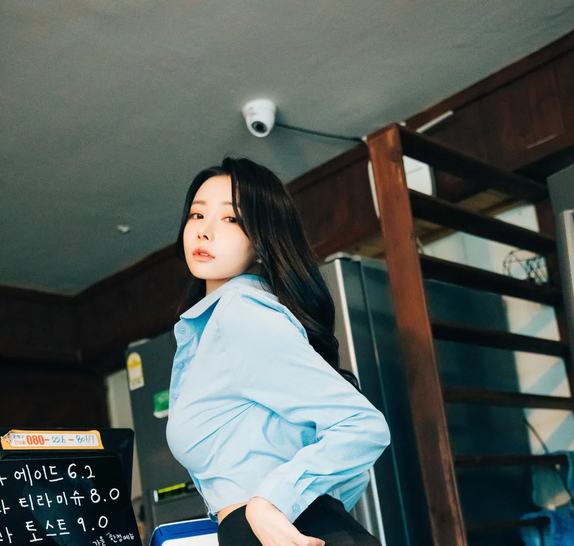 YeonYu(연유) 黑色长发穿浅蓝衬衫站在楼梯旁侧身回看