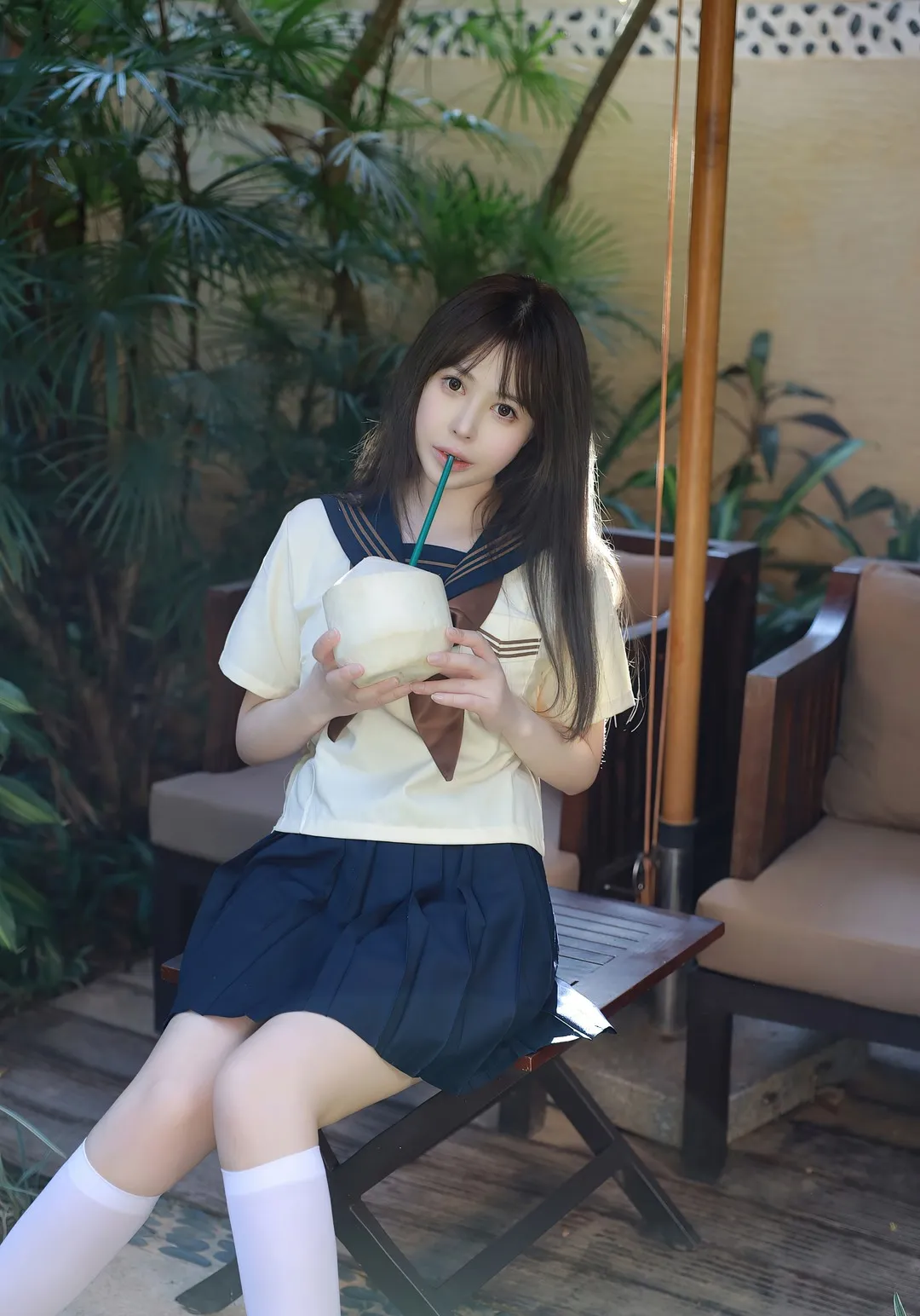 Evelyn艾莉长发水手服坐姿手捧椰子饮品写真