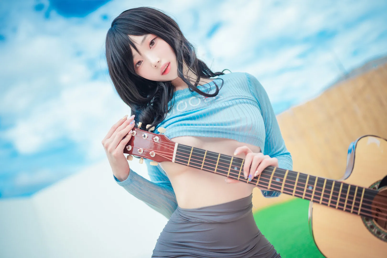 BamBi밤비黑色长发穿蓝色上衣和灰色裙装手持木吉他