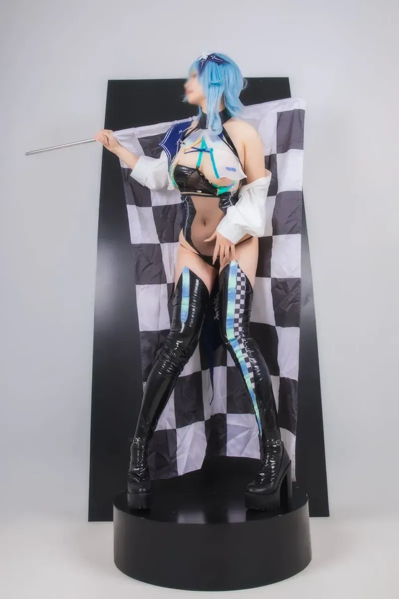 hokunaimeko北乃芽子 蓝发亮面赛车旗造型站在黑色圆台上的cos写真