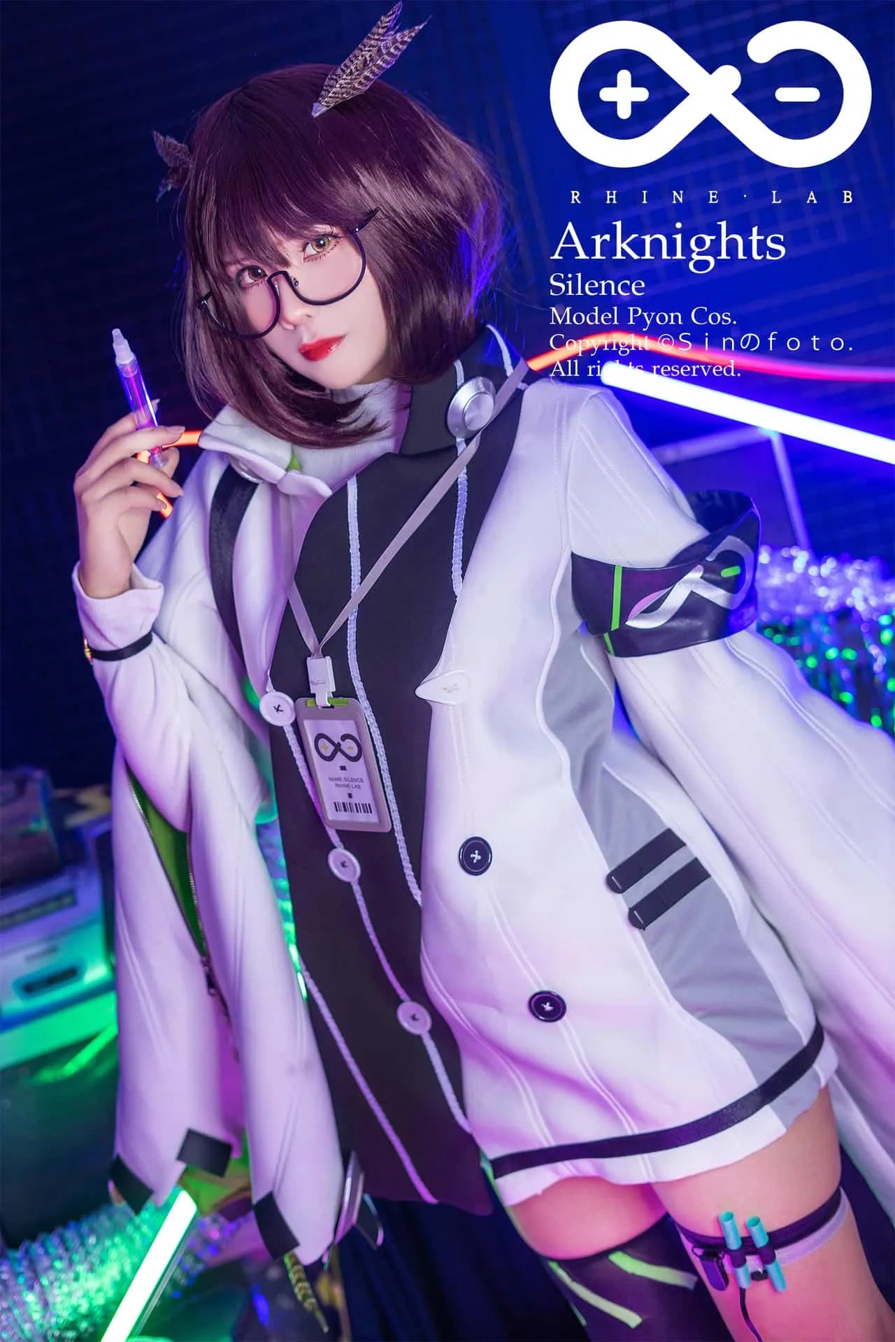 Pyon短发眼镜白色外套手持发光道具明日方舟cosplay写真