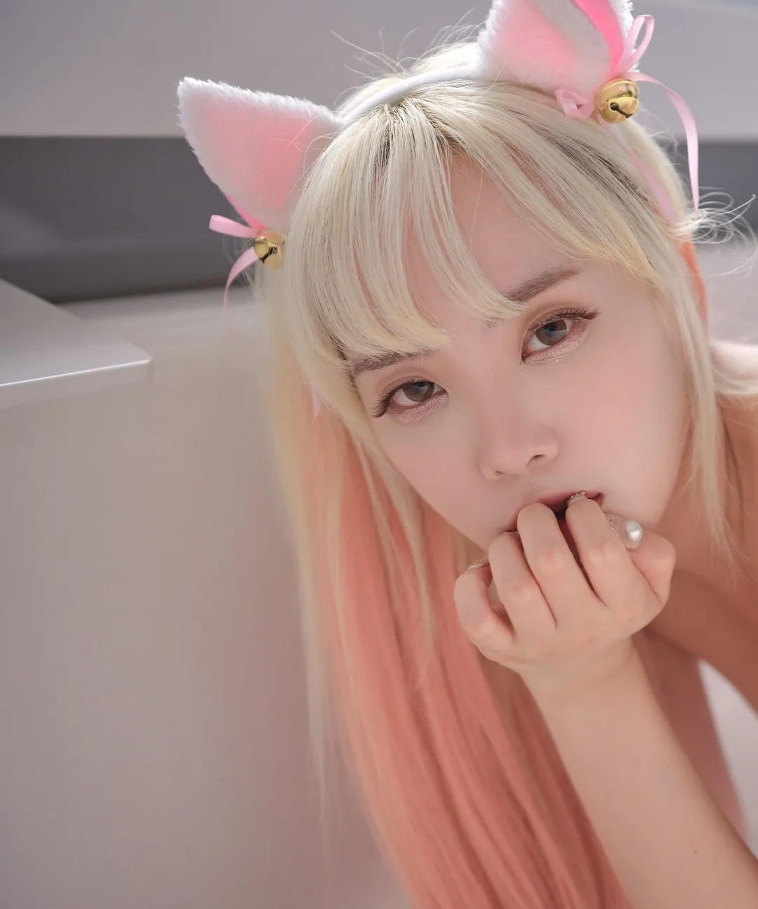 Dami(퀸다미)粉色猫耳浅金渐变长发手指靠近嘴边写真