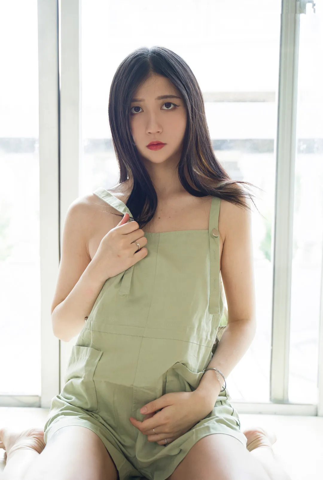 Cazi姬纪黑色长发浅绿色背带装高亮窗前写真