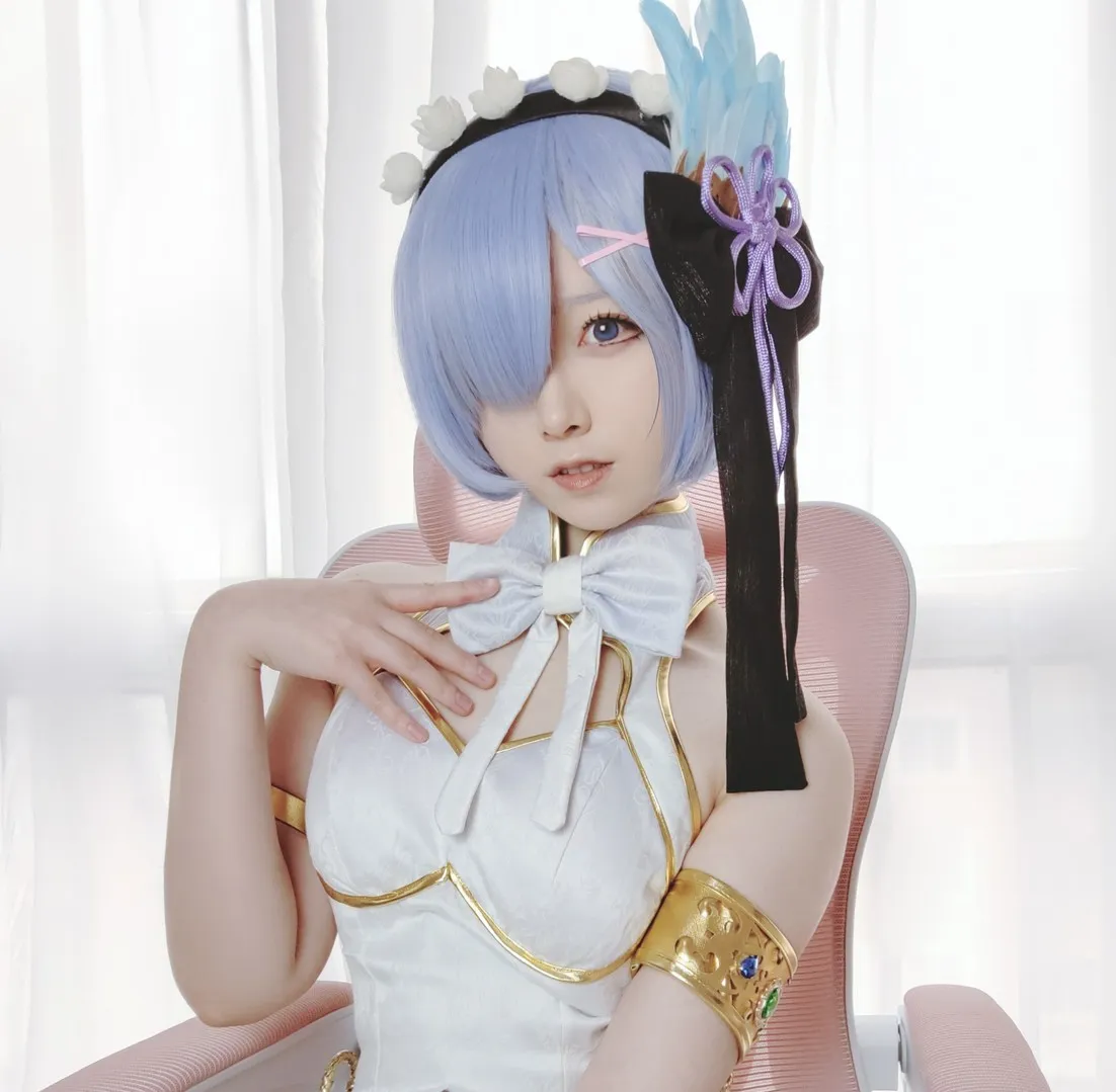 Asagiriai(愛ちゃん)蓝色短发白色服装粉色椅背室内坐姿写真