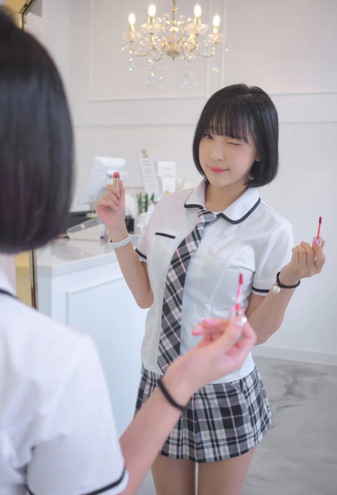 姜仁卿Kang Inkyung穿白色衬衣和格纹裙站在化妆镜前拿着唇膏