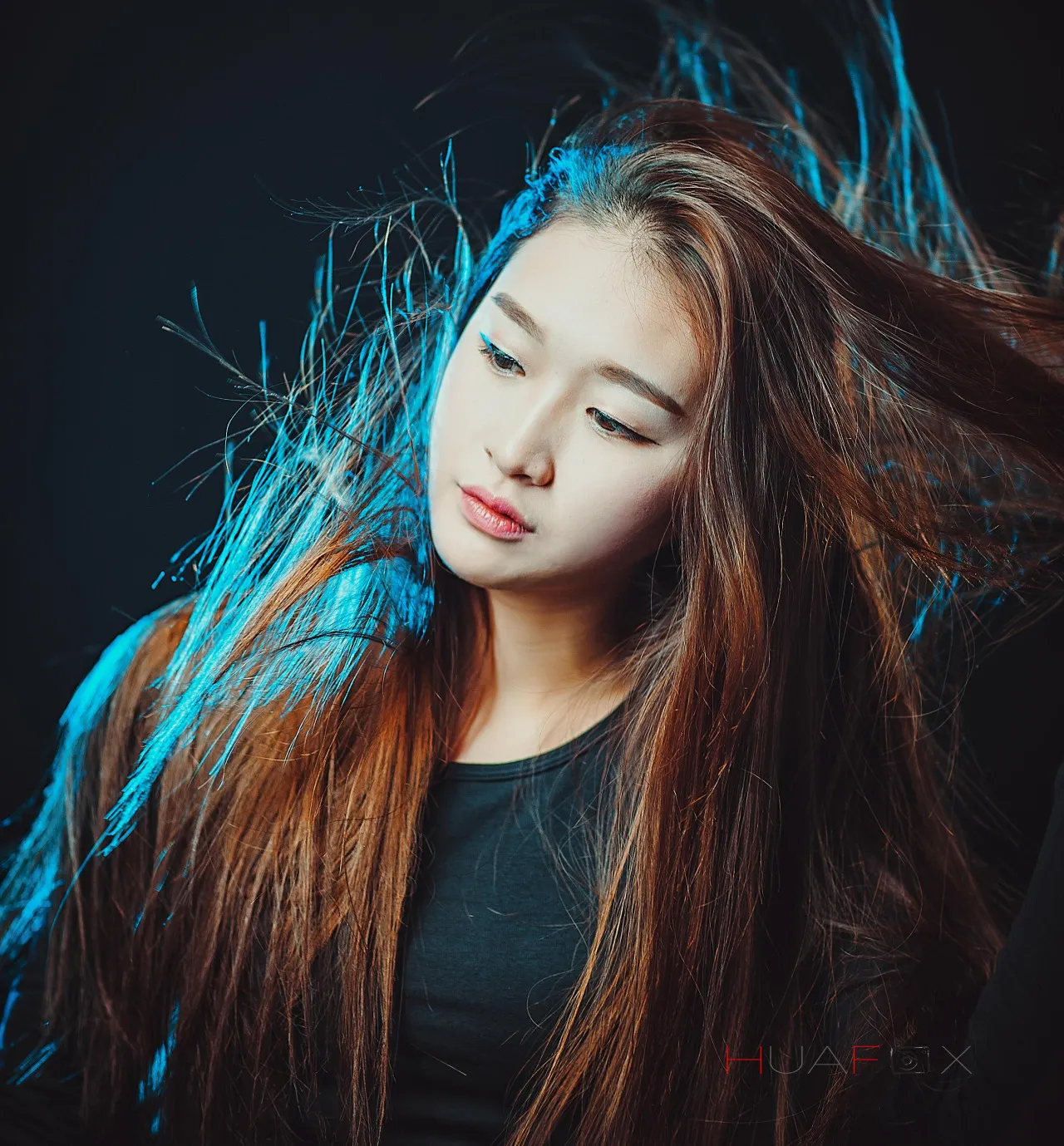 WANIMAL王动摄影图集中长发在蓝色补光下散开的黑底人像写真