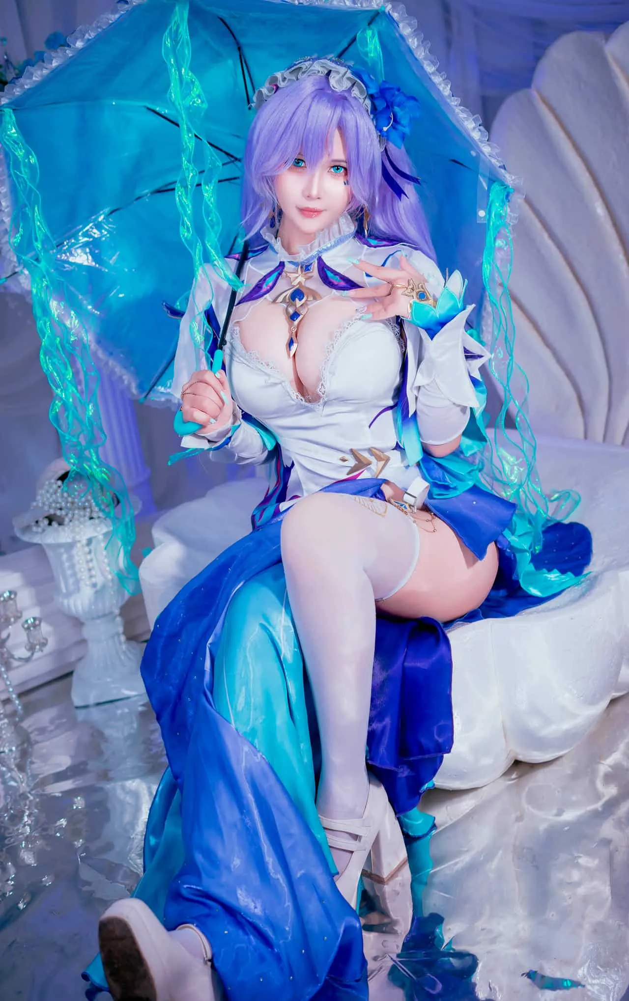 Pyon紫色长发蓝白礼服手持透明蓝伞坐姿写真