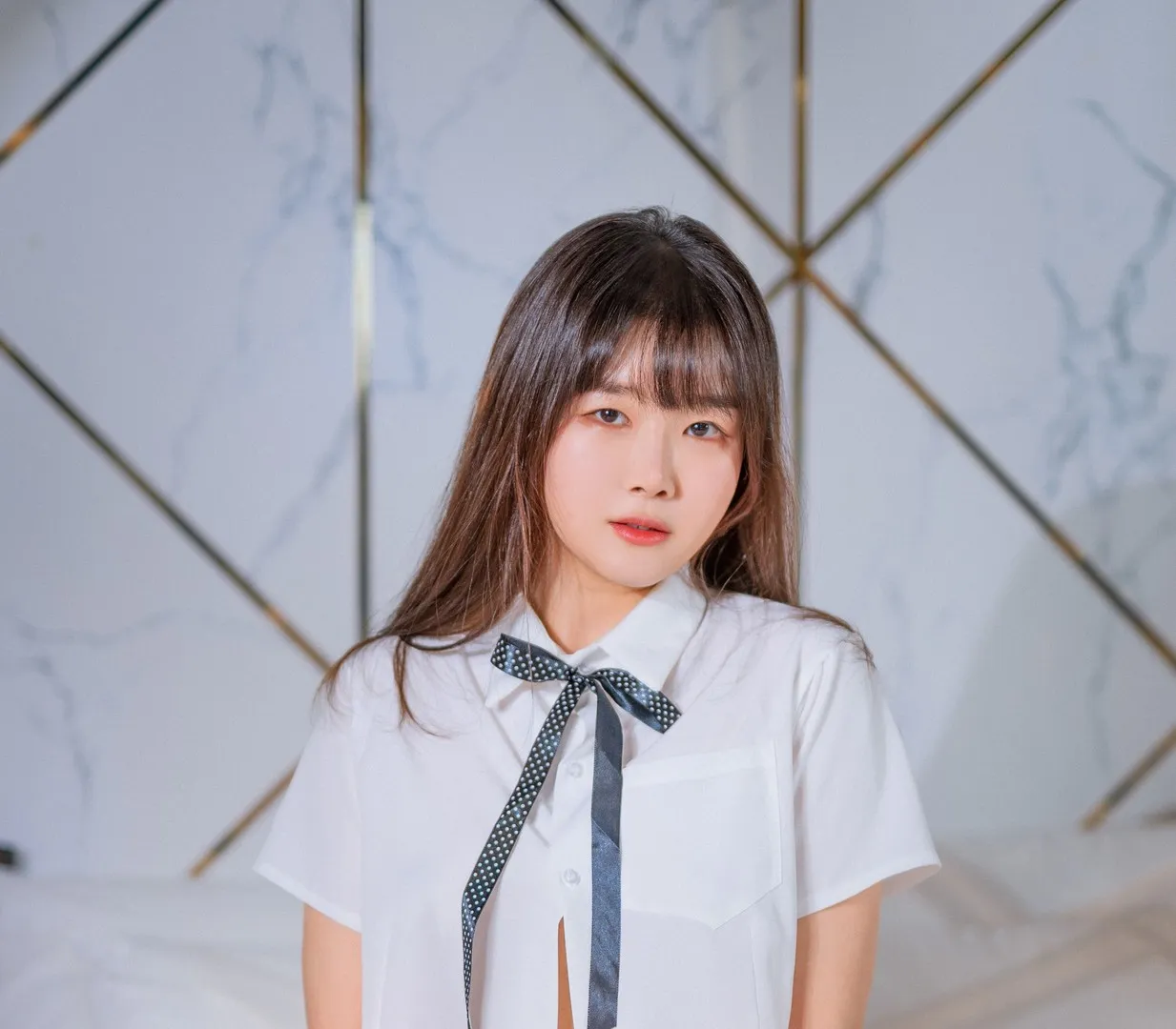 NWORKS长发刘海白色短袖衬衫黑色领结几何背景写真