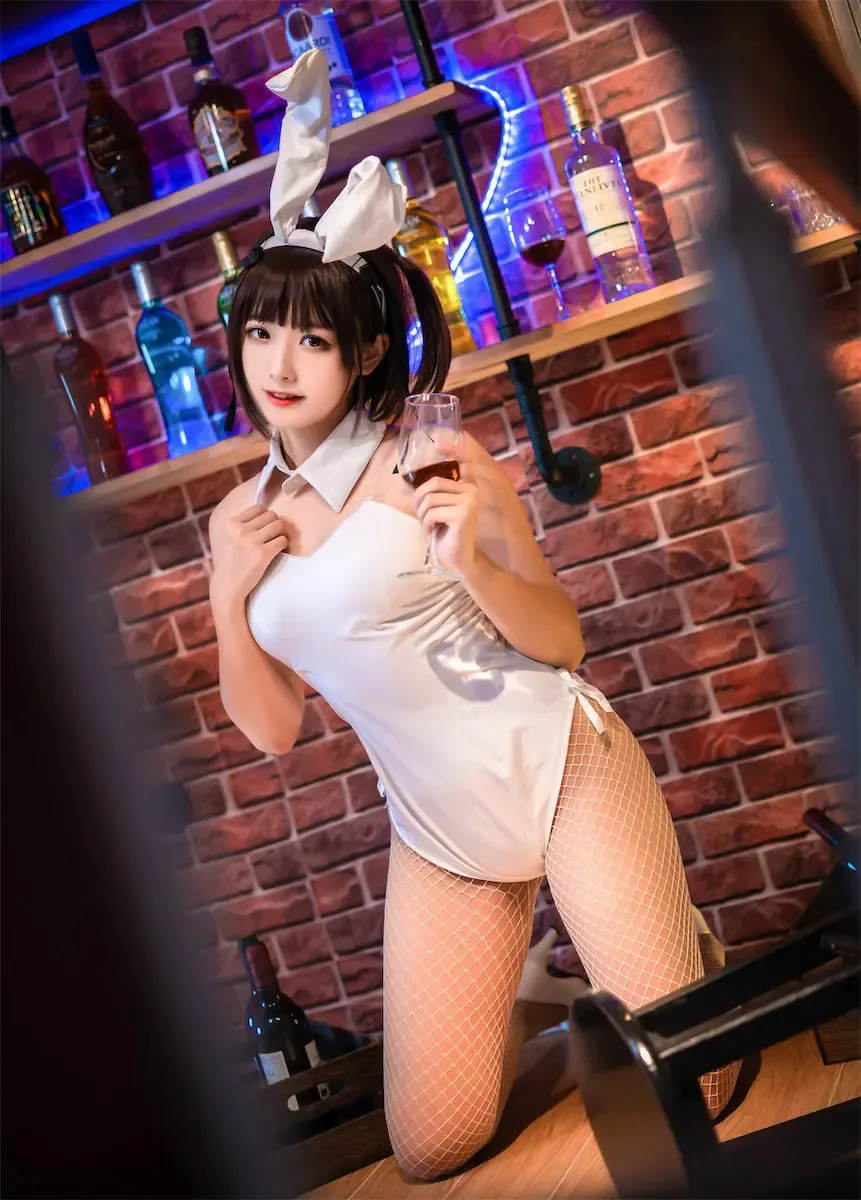 lovely呆玄 黑发双马尾白色兔耳服装手持酒杯跪在酒吧场景中cosplay