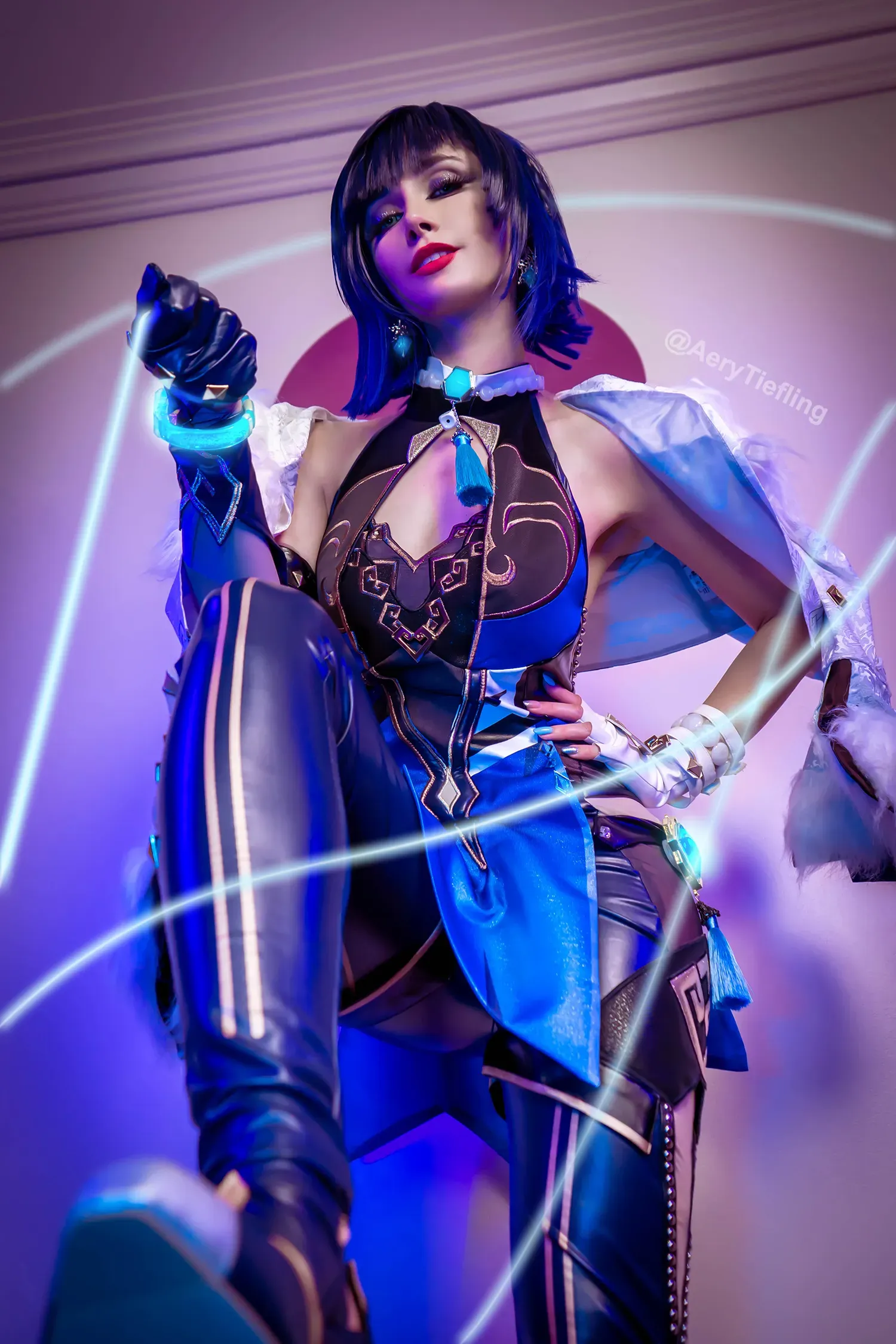 Aery Tiefling穿蓝黑角色服装在紫色背景前摆出低角度姿势的cosplay写真