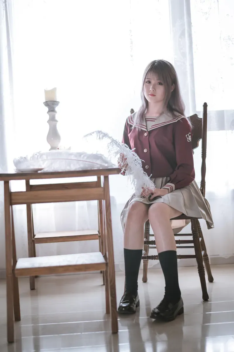 Akisoso秋楚楚 长发穿红色校园制服坐在窗边木椅上的写真