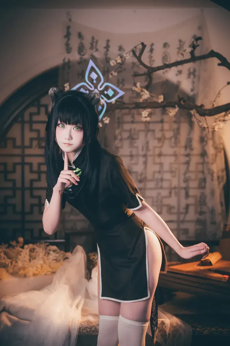 Akisoso秋楚楚 黑发猫耳穿黑色旗袍式服装站在中式布景前的cosplay