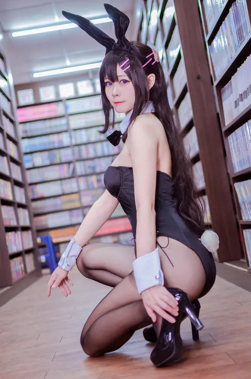 Arty亚缇戴黑色兔耳穿黑色兔女郎服饰蹲在书架通道中