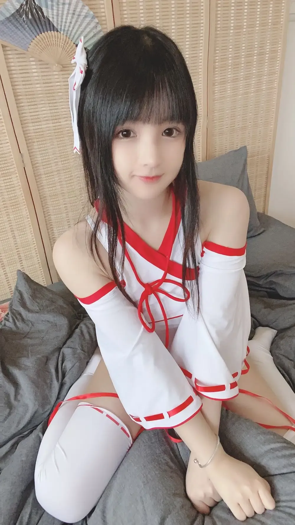 Arty亚缇穿红白日系服饰坐在床上面对镜头自拍风格写真
