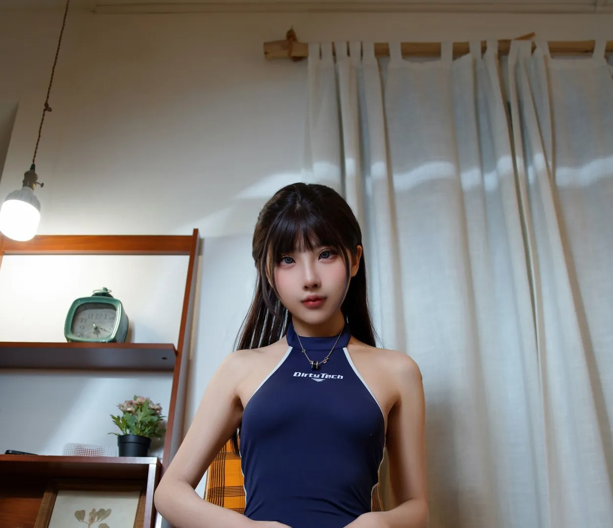 CatDemon(你的喵崽)黑色长发穿深蓝挂脖运动装站在窗帘前的室内写真