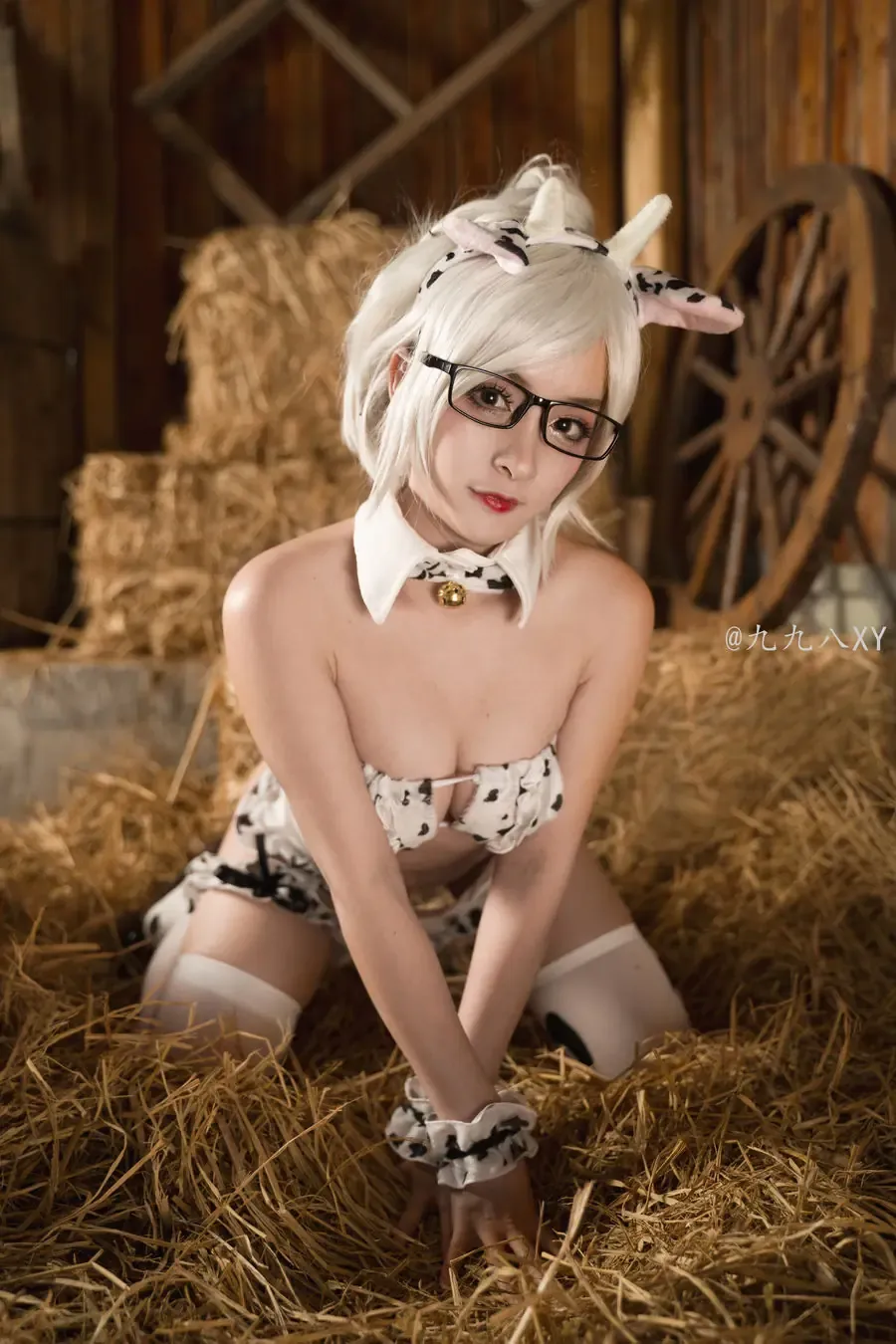 Dakki伊白色假发奶牛元素服饰跪坐在草垛中的cos写真