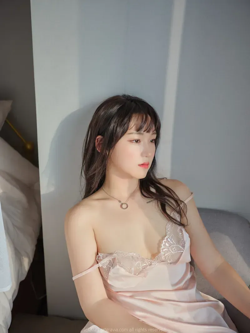 Hendoong(혠둥이) 粉色蕾丝吊带裙坐在椅子上侧向视线