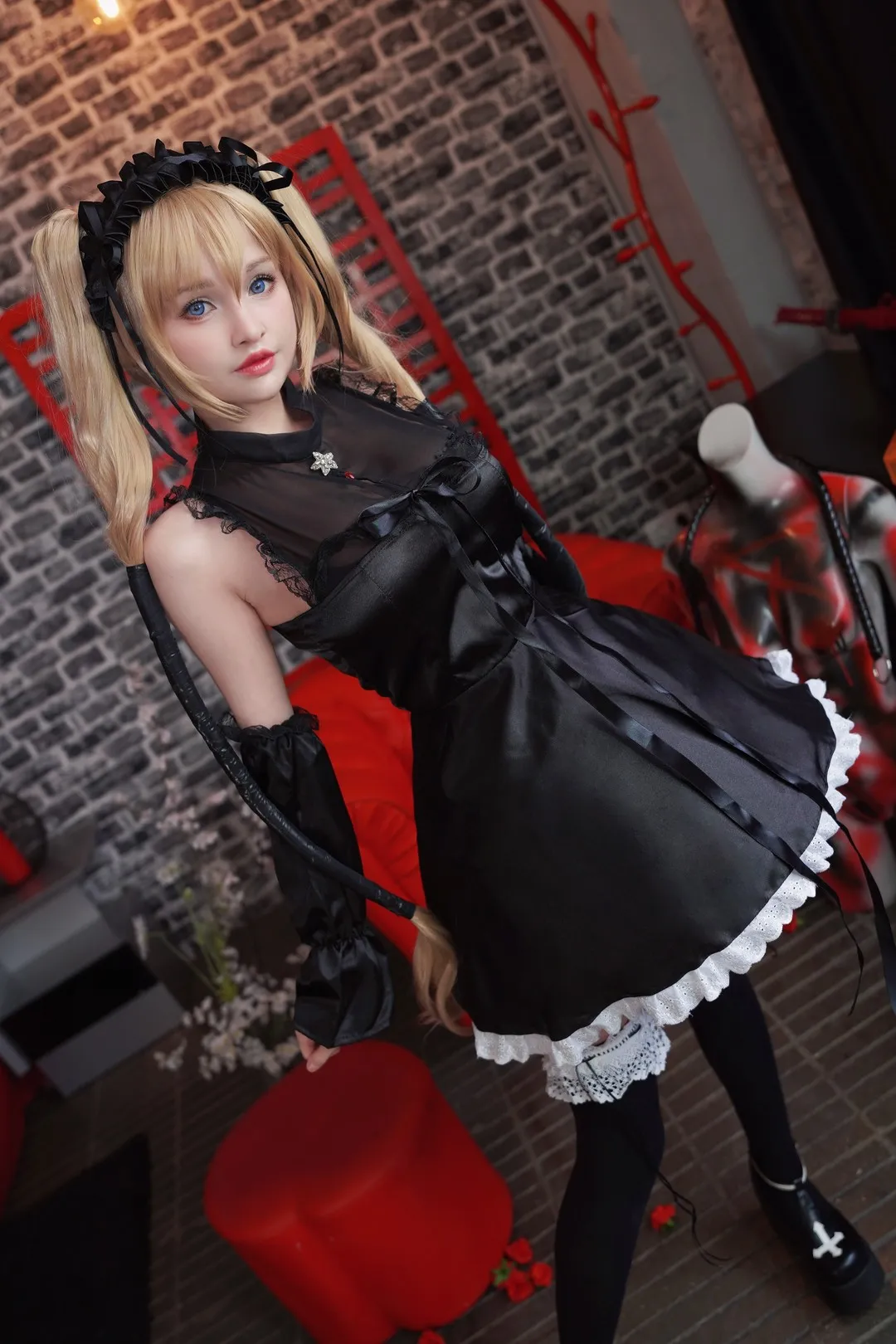 HidoriRose 金发双马尾穿黑色女仆裙站在砖纹背景和红色家具前