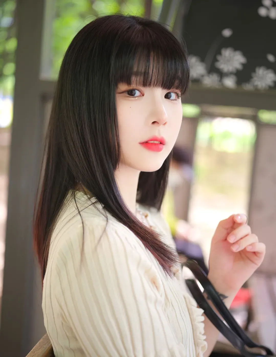 JangJoo(Isabella)장주 黑色长发穿白色针织上衣在窗边侧身看向镜头