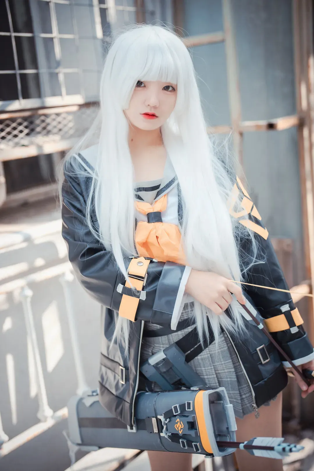 JeongJenny(정제니) 白色长发穿黑橙角色服装手持道具站在明亮窗边