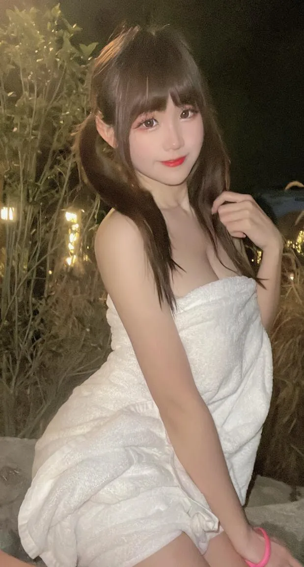 Joyce长发齐刘海白色裹身服饰户外夜景写真