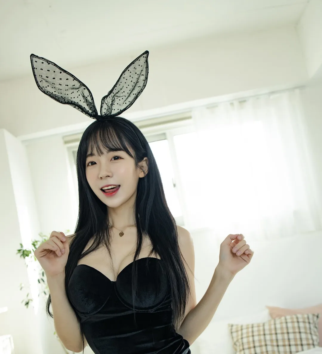 Leeesovely李素英쏘블리黑色长发戴兔耳发箍穿黑色服饰站在明亮室内的写真