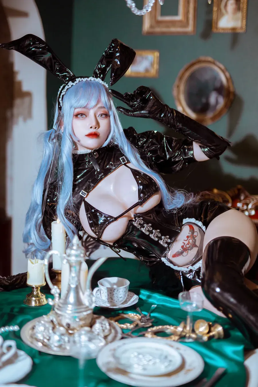 Mimmi 蓝色长发戴黑色兔耳穿亮面黑色服装倚在餐桌旁