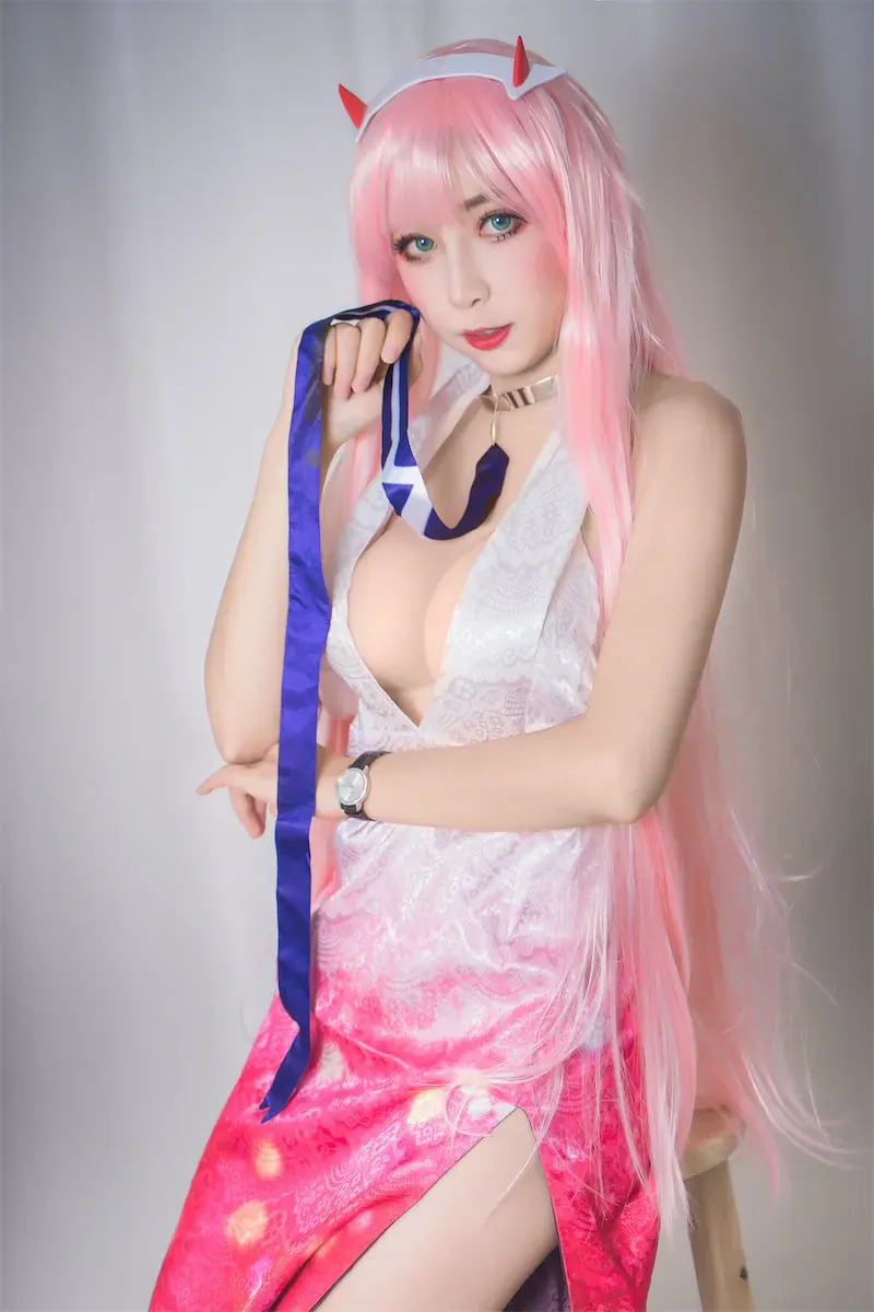 Newbom粉色长发红色小角白粉服饰角色造型cosplay