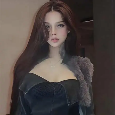 大佬甜Giovanna棕色长发黑色上衣站在暗色背景前的肖像写真