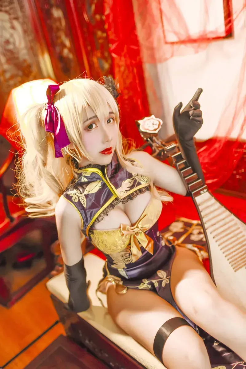 PuyPuy金发双马尾紫金服装手持乐器cosplay写真
