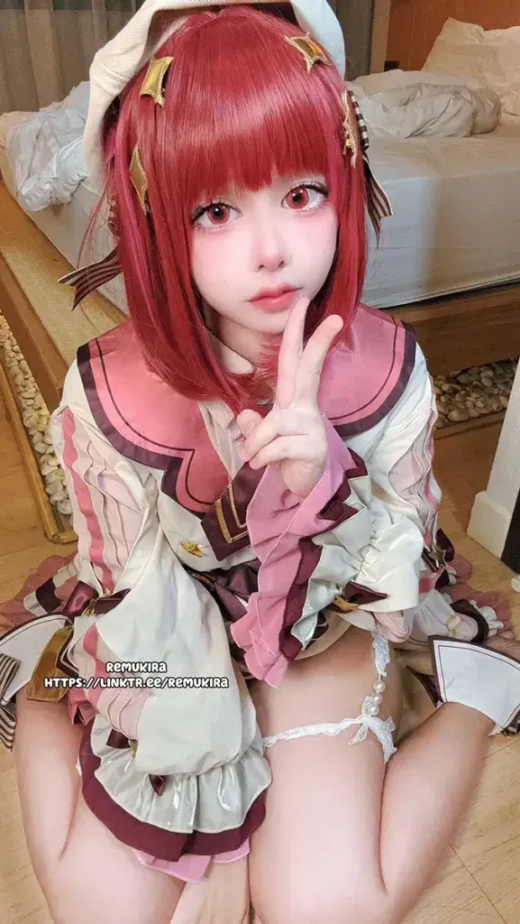 Remukira红色短发粉白角色服室内坐姿写真