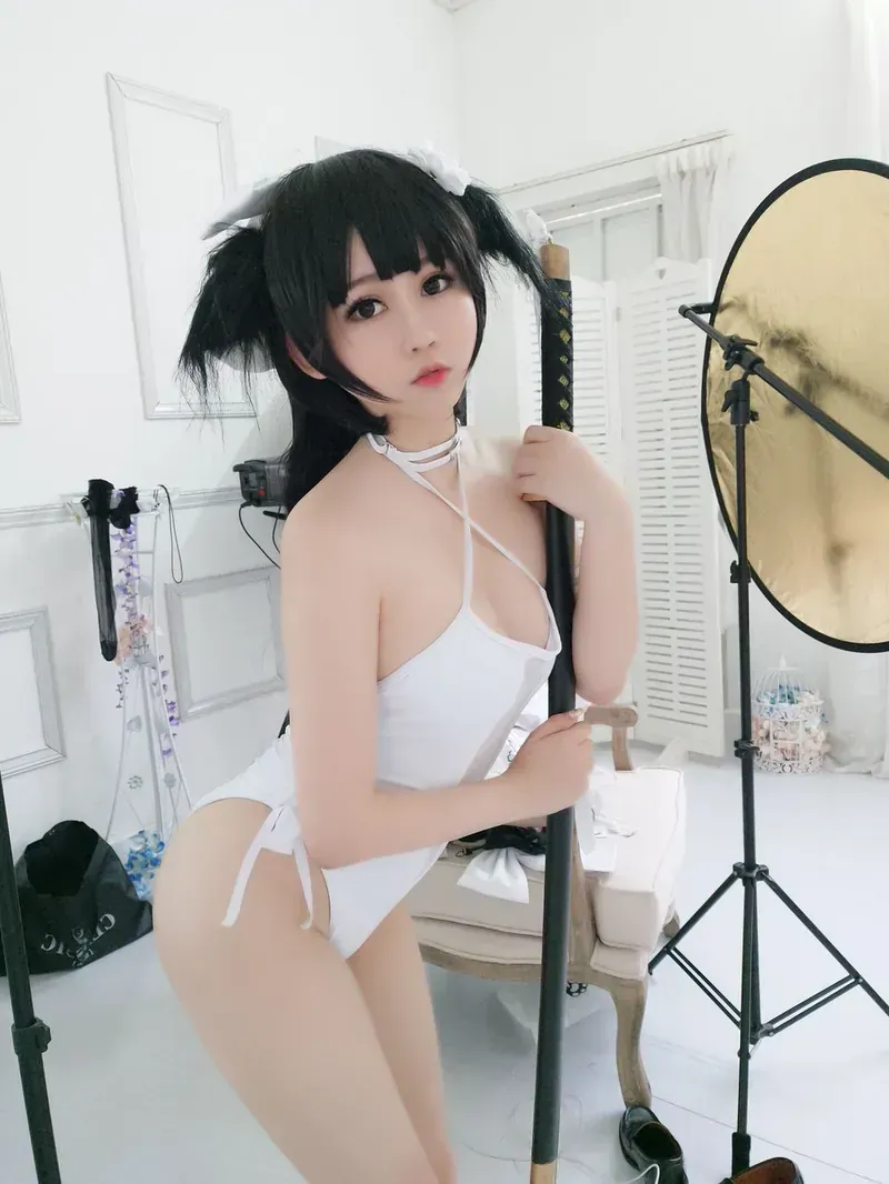 Rina白色服装双马尾持长柄刀具的室内 cosplay