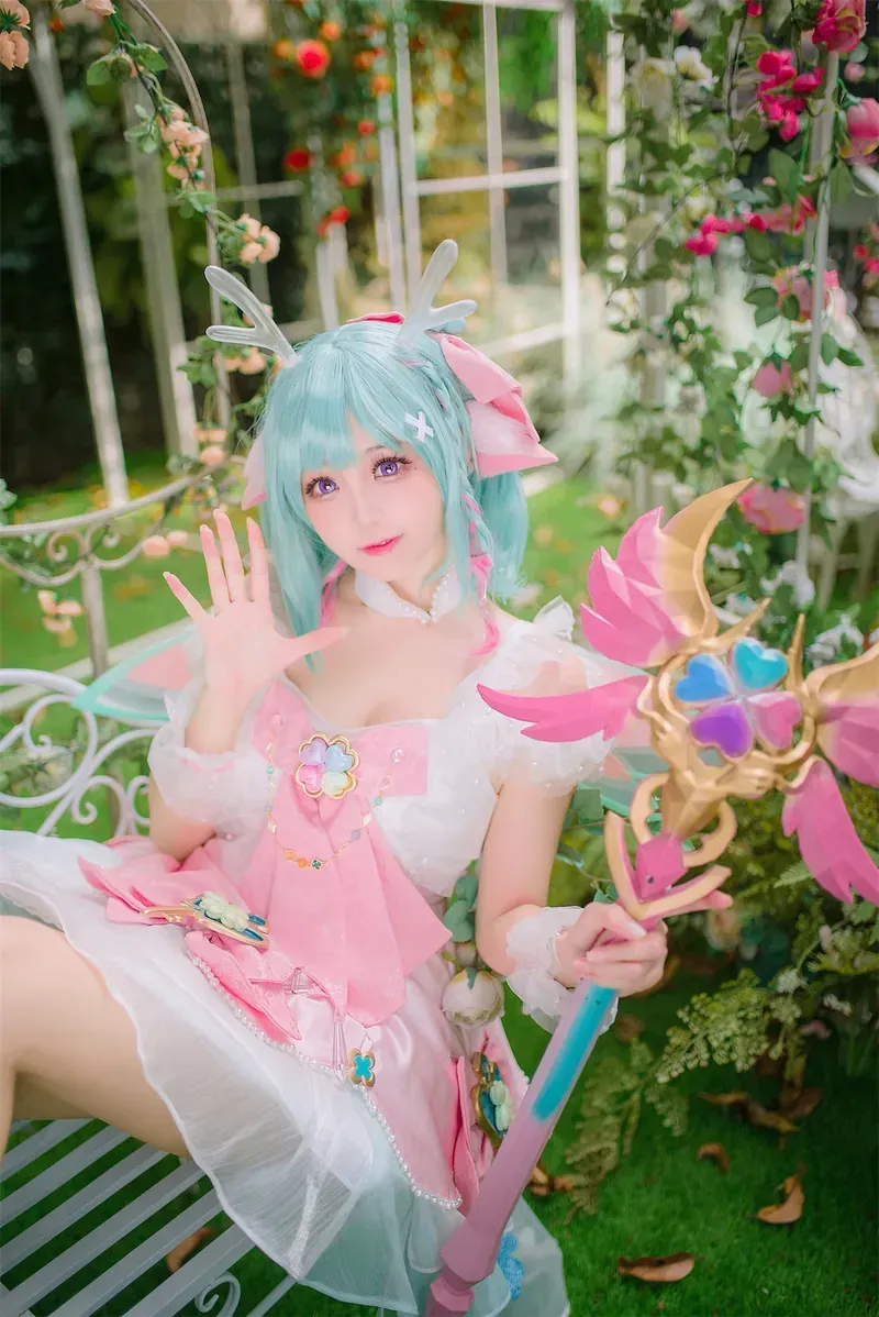 Sayathefox浅青色发型粉白服装手持法杖花园cosplay写真