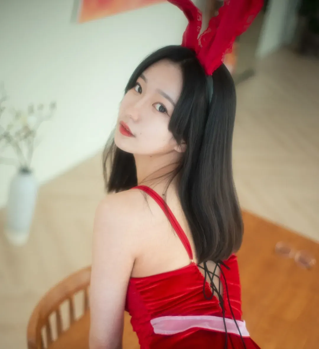 Sehee(세희)黑色长发红色兔耳头饰红色吊带裙室内写真