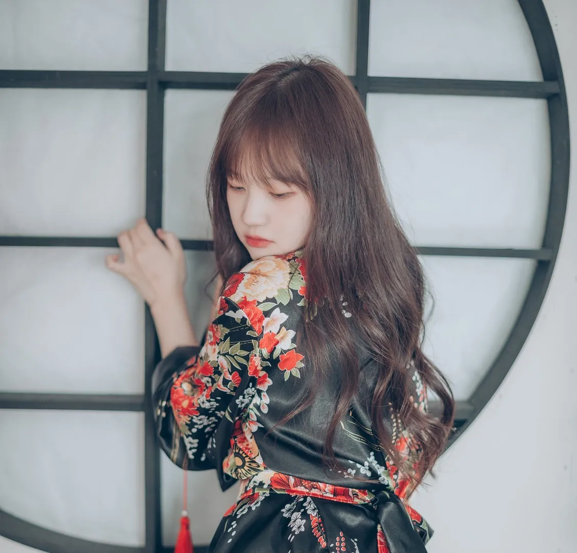 Sia(시아)长发黑底红花和服圆形格栅背景写真