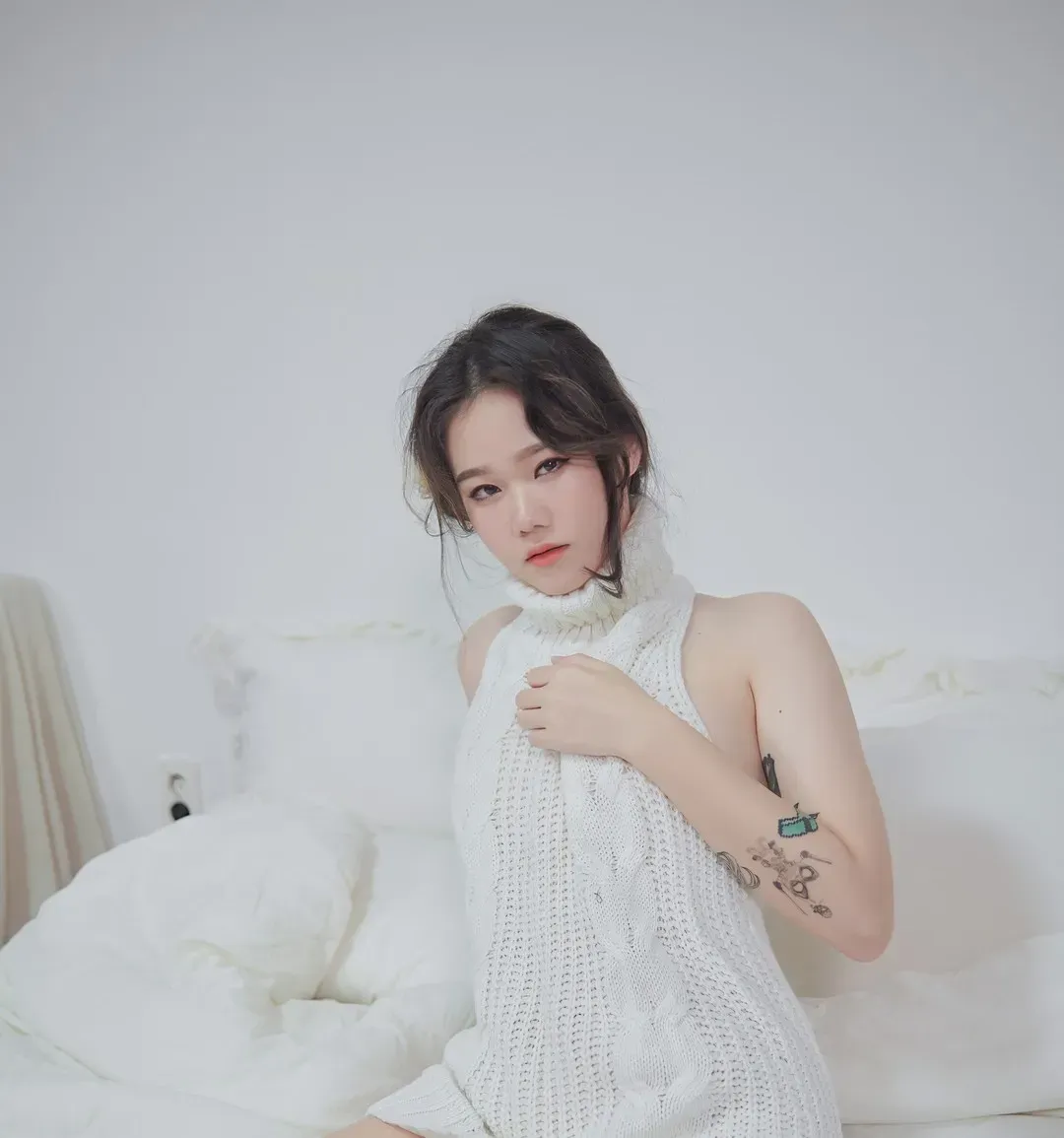 Sira(시라)盘发白色针织无袖上衣床边室内写真