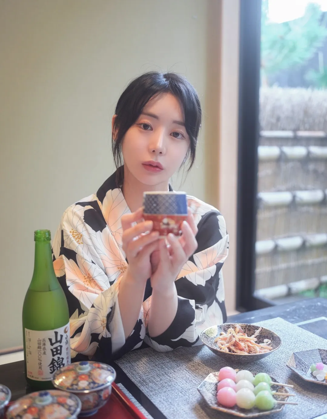 wuyo(우요)穿花纹和服双手捧杯坐在餐桌前的室内写真