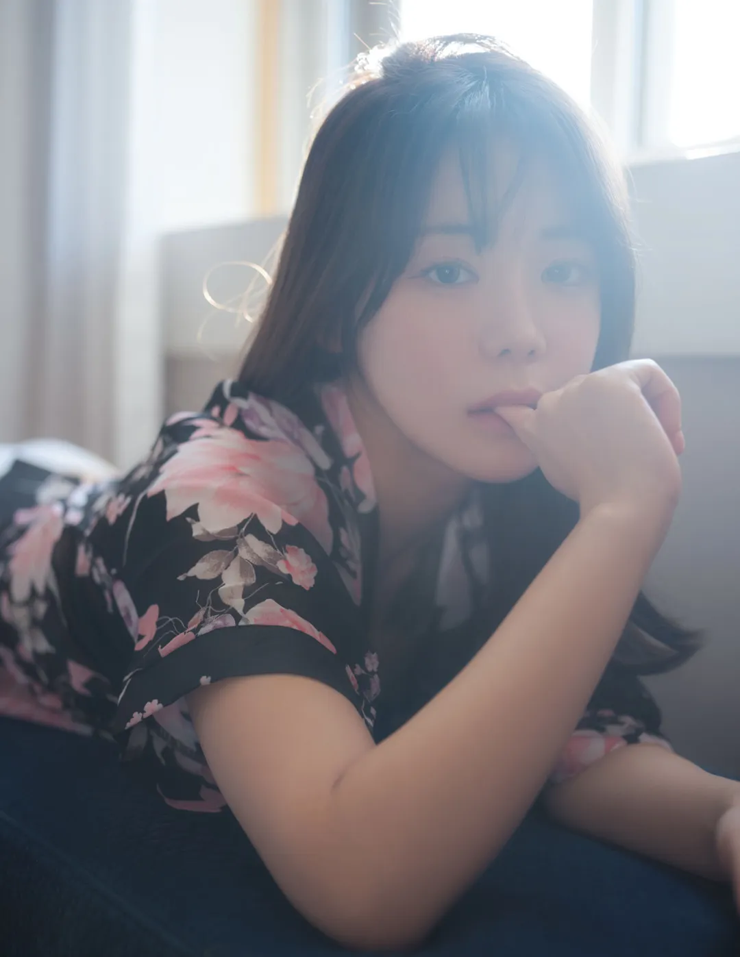 wuyo(우요)穿黑底花纹上衣趴姿靠窗逆光近景写真