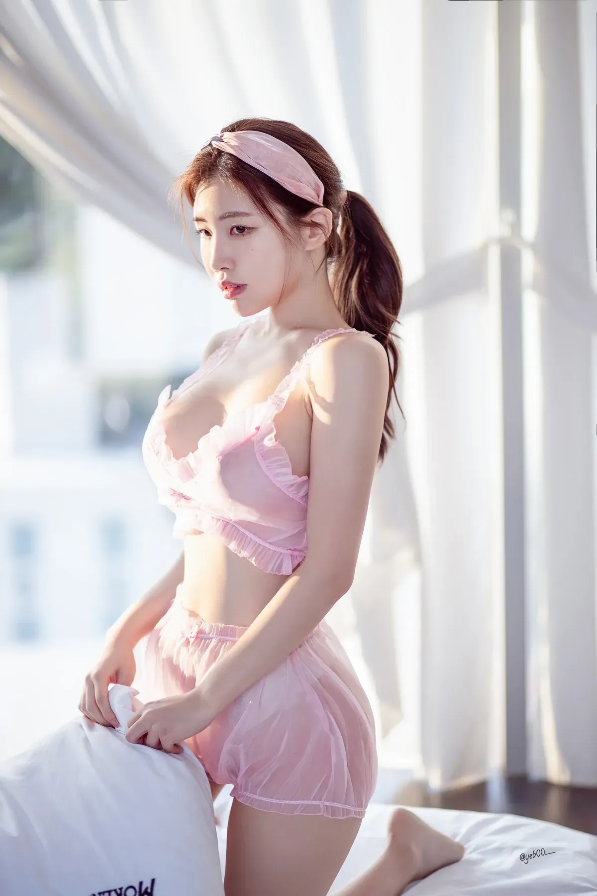 Yebin(전예빈)粉色发带和粉色服装跪姿窗边柔光写真