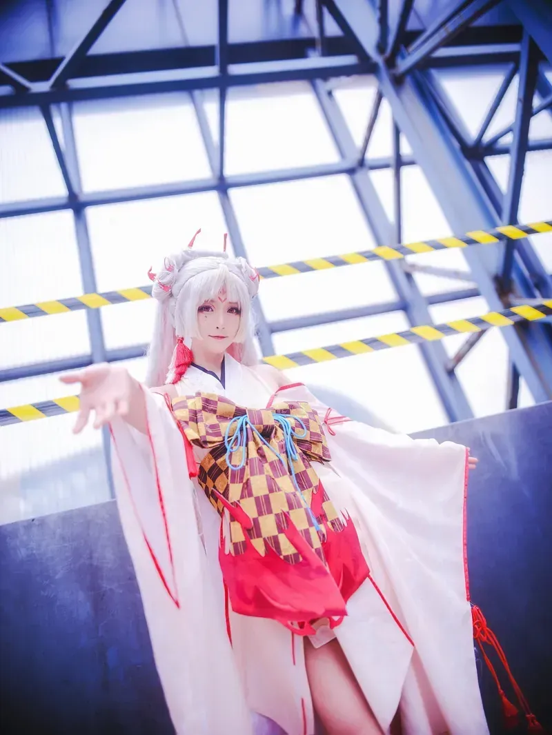 Yui白发穿红白和风服装站在玻璃结构空间中的cosplay写真