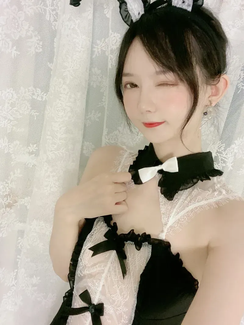 Yui黑发戴猫耳穿黑白蕾丝服饰在白色窗帘前的近景写真