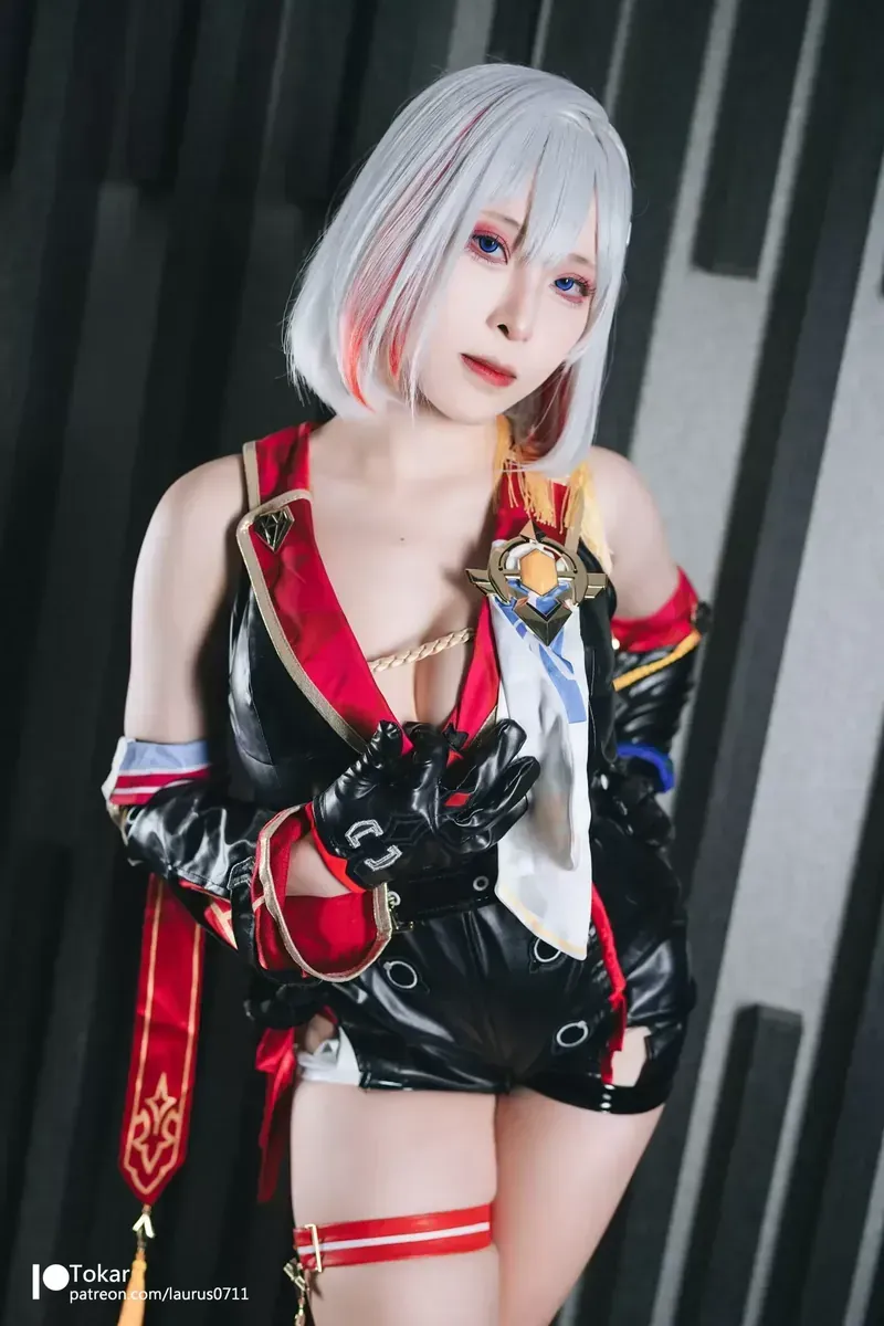 yuki亭 银白短发穿黑红角色服戴黑色手套站在深色背景前