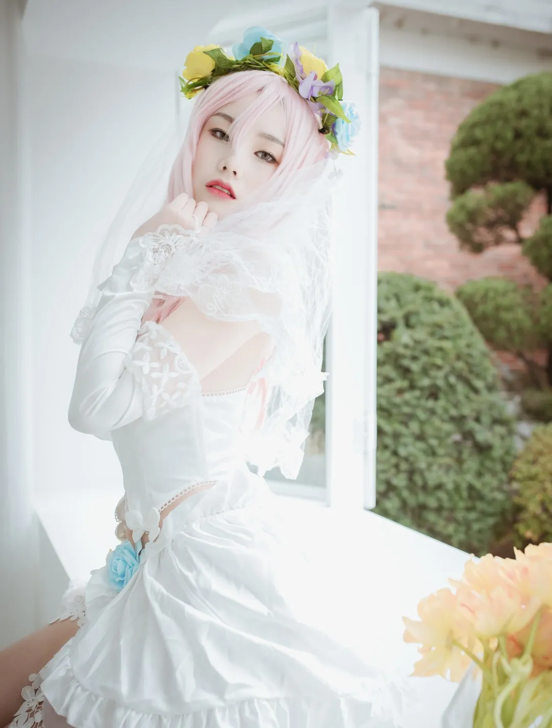 Yuna(윤아) 粉色短发戴花冠穿白色裙装站在窗边