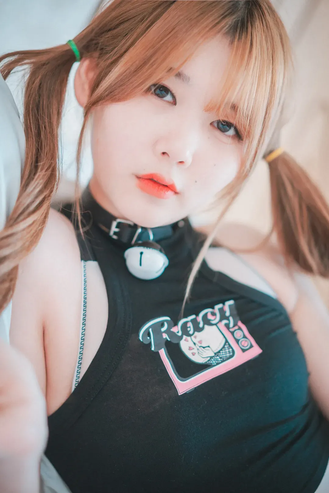 Zia(지아)浅棕双马尾穿黑色无袖服饰戴项圈铃铛的近景写真