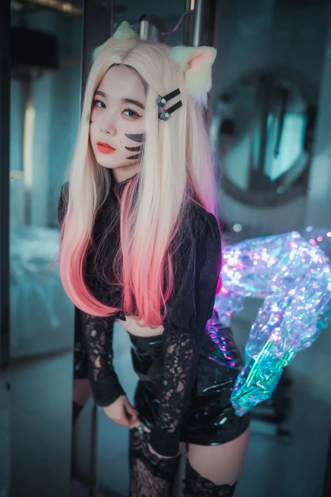 Zia(지아)浅金粉发戴猫耳穿黑色蕾丝服饰配发光尾部的cosplay写真